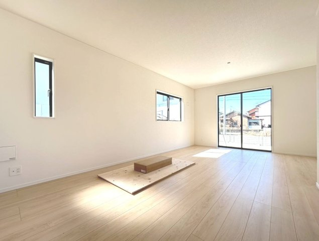 【商談中】クワイエ　一宮市西五城第5　全4区画分譲の居間・リビング|フローリング材は木目調でナチュラルな美しさ。様々な傷やクラックの発生を大幅に抑える特殊加工済みです。
床材に受ける様々な傷や、温度・湿度変化によるクラックの発生を大幅に抑える特殊加工を施工済み。