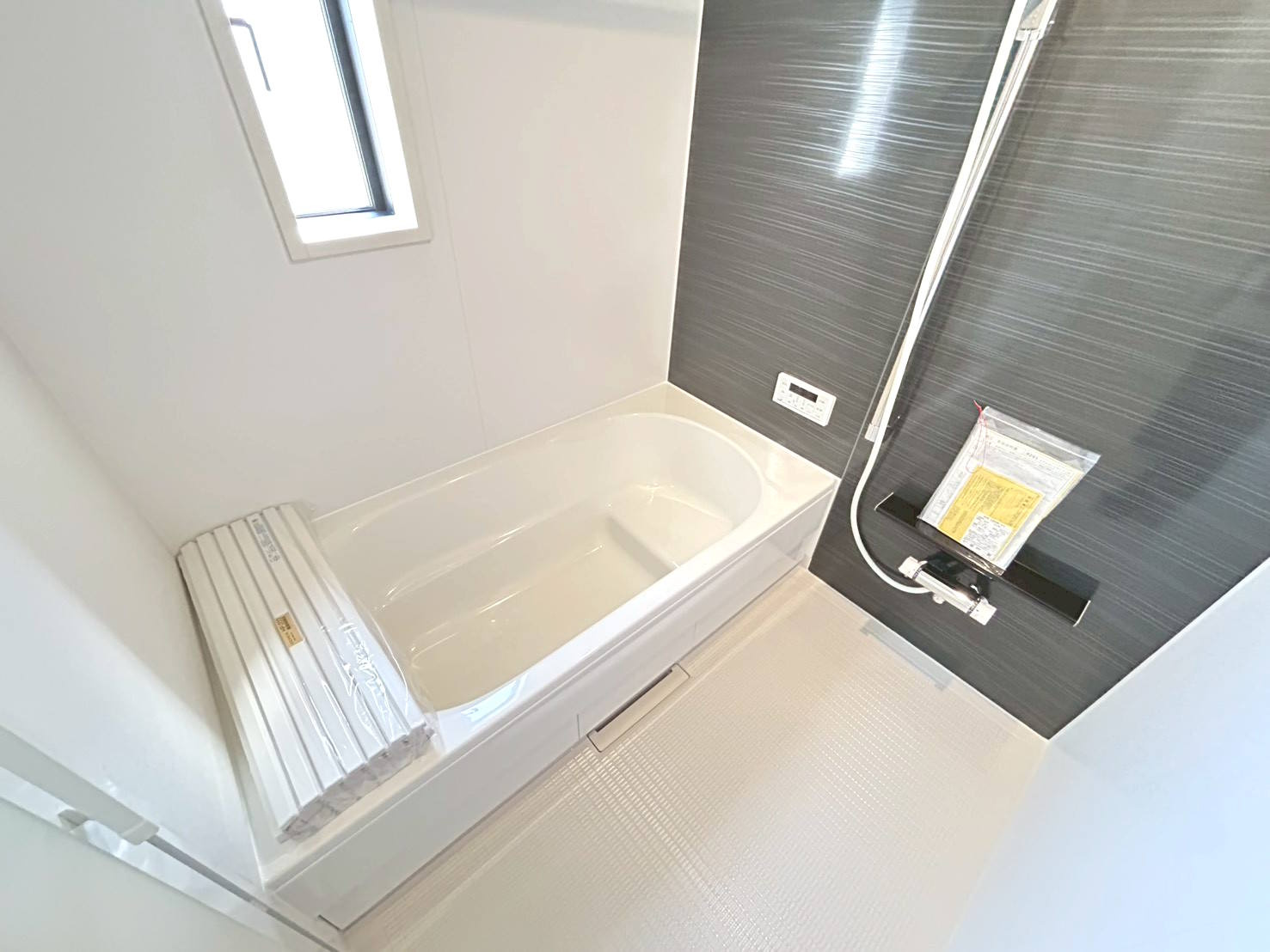 【商談中】クワイエ　一宮市西五城第5　全4区画分譲の浴室|保温浴槽使用で４時間たっても浴槽の湯温低下はわずか約2.5度の省エネ仕様です。【暖房換気乾燥機】付き！
サイドブロー機能を備えた省エネ衣類乾燥機です。窓付きの明るく清潔な空間でゆったりバスタイムを！