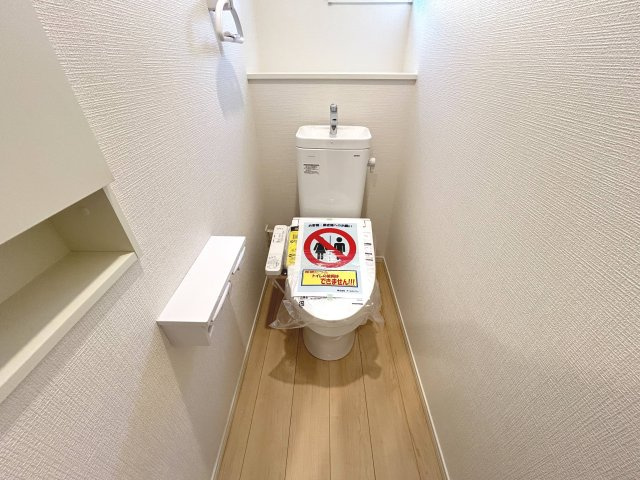 クワイエ　一宮市蓮池第1　全1区画分譲のトイレ|超表面平滑加工とイオンパワーの「セフィオンテクト」加工で、汚れが付きにくく落ちやすい仕様のトイレです。
またツイントルネード洗浄で少ない水でも前方の返し部分から後方部までしっかり洗浄できます！