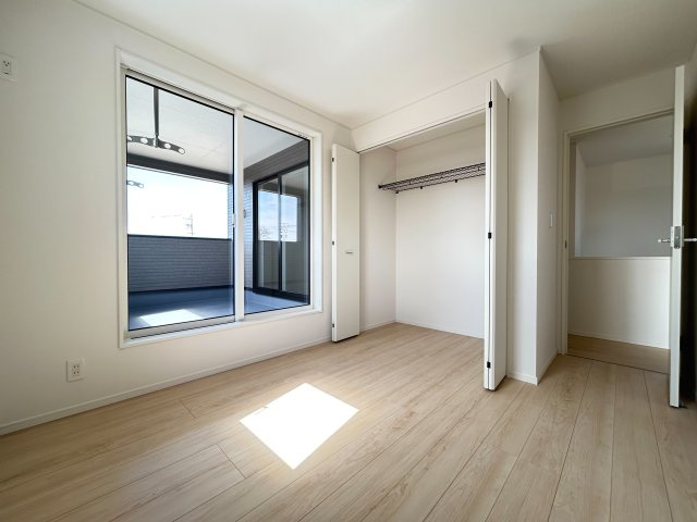クワイエ　一宮市蓮池第1　全1区画分譲の洋室|建具やクロスなどをトータルデザインでコーディネートしており、室内に落ち着きと安らぎを与えてくれます。
全居室収納付き！寝室やお子様のお部屋がスッキリ片付きます。