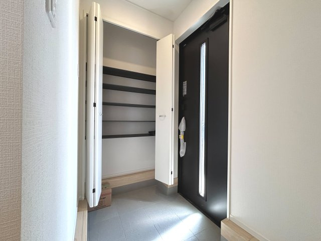 クワイエ　一宮市蓮池第1　全1区画分譲の玄関|大容量のシューズ収納付きで玄関周りもすっきり！玄関ドアからの光が玄関ホールを明るくしてくれます。