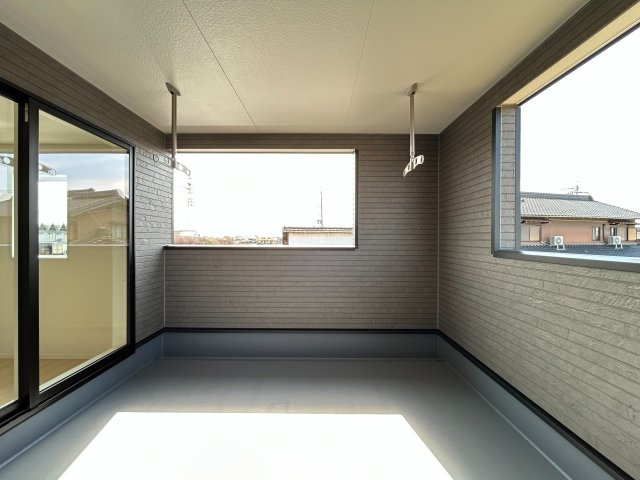 クワイエ　一宮市蓮池第1　全1区画分譲のバルコニー|バルコニーは南向きで洗濯物もよく乾きます！強度と表面積硬度を持つFPRで防水しています。