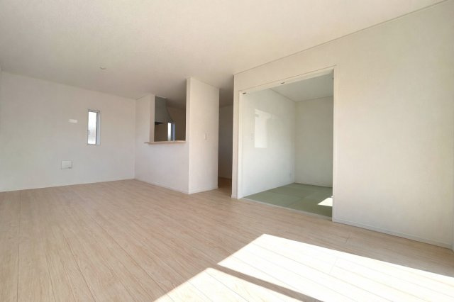 クワイエ　一宮市蓮池第1　全1区画分譲の居間・リビング|フローリング材は木目調でナチュラルな美しさ。様々な傷やクラックの発生を大幅に抑える特殊加工済みです。
床材に受ける様々な傷や、温度・湿度変化によるクラックの発生を大幅に抑える特殊加工を施工済み。