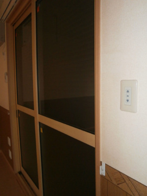  | 半田ハイツ Ｂ | 電動シャッター雨戸（手前がリモコン）