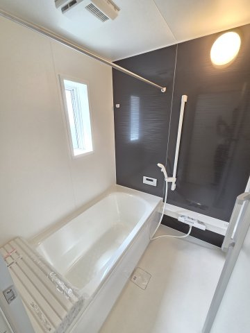新築　伊勢崎市田部井町第9　3号棟　Cradle Gardenの浴室|現地写真　1坪サイズのユニットバス。浴室暖房乾燥機付きなので、ヒートショック予防や梅雨時期の室内欲しもできちゃいます！