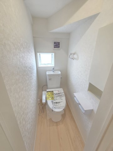 新築　伊勢崎市田部井町第9　3号棟　Cradle Gardenのトイレ|現地写真　トイレは洗浄機能付きです！壁面収納も嬉しいですね♪