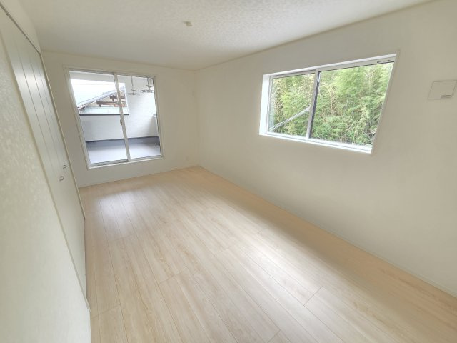 新築　伊勢崎市田部井町第9　3号棟　Cradle Gardenの洋室|現地写真　2階の主寝室です。2面採光なので風通しがよく明るいお部屋です。