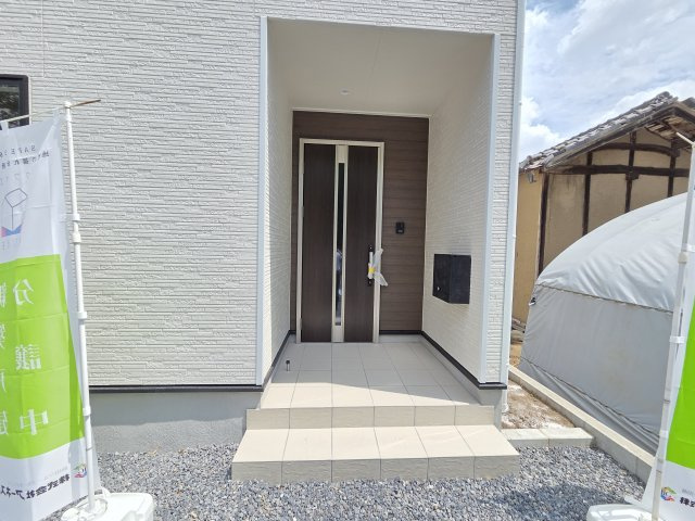 新築　伊勢崎市田部井町第9　3号棟　Cradle Gardenの玄関|現地写真　TVモニター付きドアホンはポストと一体型！