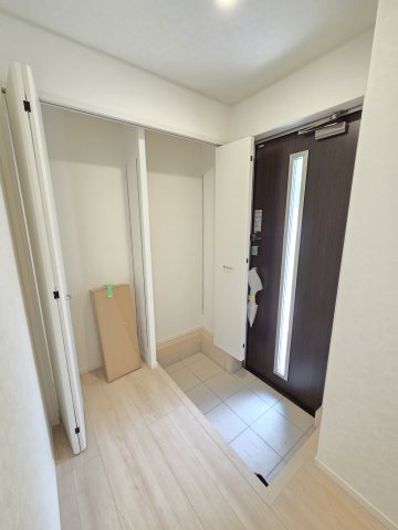 新築　伊勢崎市田部井町第9　3号棟　Cradle Gardenの玄関|現地写真　玄関収納は可動棚！ブーツや長靴など、仕舞う物に合わせて高さ調整ができ便利です！