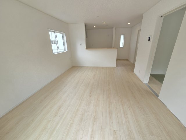 新築　伊勢崎市田部井町第9　3号棟　Cradle Gardenの居間・リビング|現地写真　対面式のキッチンなので、家事をしながらご家族とのコミュニケーションが取れるのが嬉しいですね！