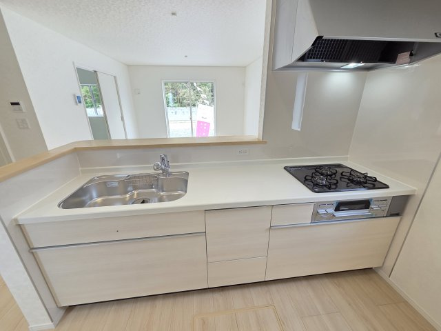 新築　伊勢崎市田部井町第9　3号棟　Cradle Gardenのキッチン|現地写真　2550ｍｍサイズのキッチンは作業スペースが広く使いやすいです！シンクも広々で洗い物も楽々♪
