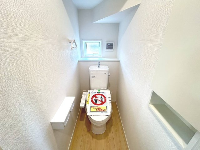 クワイエ　一宮市萩原町西御堂第2　全1区画分譲のトイレ|超表面平滑加工とイオンパワーの「セフィオンテクト」加工で、汚れが付きにくく落ちやすい仕様のトイレです。
またツイントルネード洗浄で少ない水でも前方の返し部分から後方部までしっかり洗浄できます！
