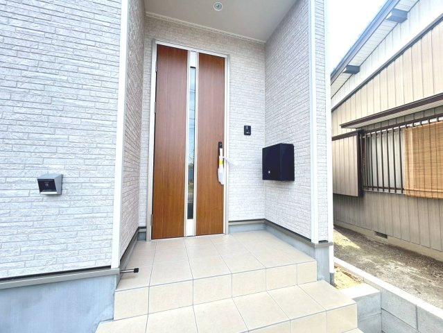 クワイエ　一宮市萩原町西御堂第2　全1区画分譲の玄関|玄関ドアの取手ハンドル部分にセンサーがついて、カードタイプ・シールタイプのキーで施錠が可能で便利です。
お買い物の荷物で手が塞がっていても、楽々開錠できます。毎日の外出前の時間も短縮されて快適です！