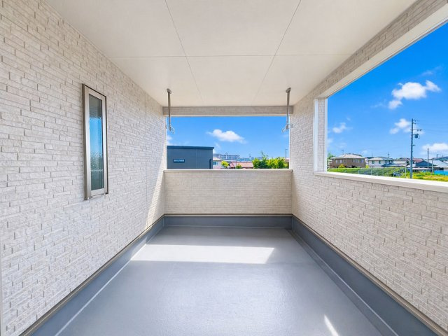 クワイエ　一宮市萩原町西御堂第2　全1区画分譲のバルコニー|バルコニーは南向きで洗濯物もよく乾きます！強度と表面積硬度を持つFPRで防水しています。