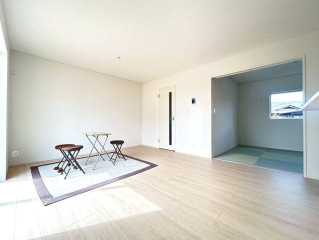 クワイエ　一宮市萩原町西御堂第2　全1区画分譲の居間・リビング|フローリング材は木目調でナチュラルな美しさ。様々な傷やクラックの発生を大幅に抑える特殊加工済みです。
床材に受ける様々な傷や、温度・湿度変化によるクラックの発生を大幅に抑える特殊加工を施工済み。