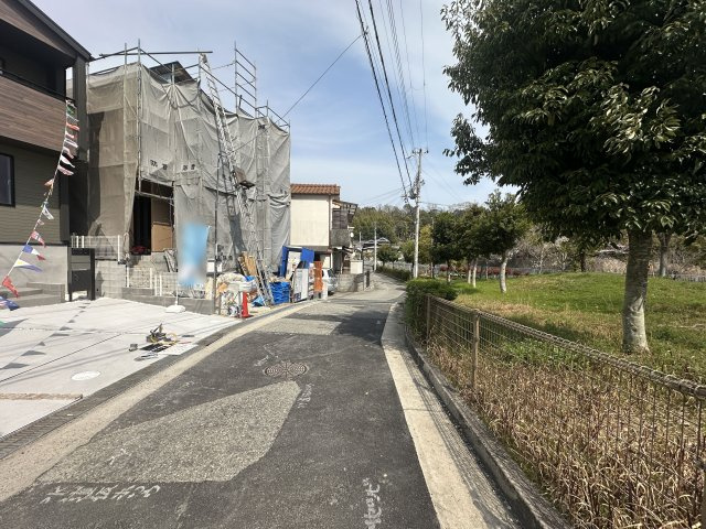 神戸市垂水区名谷町１期新築戸建１号棟の前面道路含む現地写真