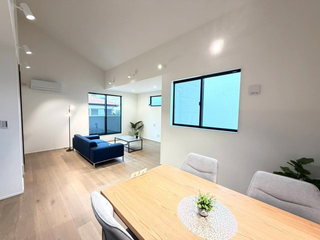 ＼新築モデルハウス／　好評販売中！　静岡市駿河区中原１期　全２邸の居間・リビング|無垢の突板フロアが、シンプルな空間にやさしい木の表情をプラス。落ち着いて過ごせるLDKです。