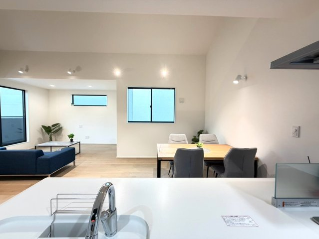 ＼新築モデルハウス／　好評販売中！　静岡市駿河区中原１期　全２邸の居間・リビング|暮らし始めたその日から使えるオリジナルデザイン家具付き。空間の雰囲気に合わせてコーディネートされています。
