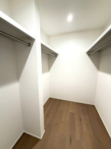 ＼新築モデルハウス／　好評販売中！　静岡市駿河区中原１期　全２邸の収納|衣類はもちろん、バッグや季節物までまとめて収納できるWIC。居室をすっきり保ちやすい収納スペースです。