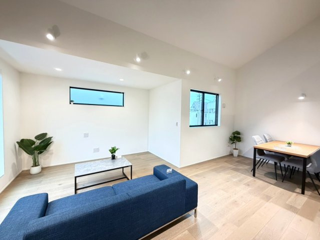 ＼新築モデルハウス／　好評販売中！　静岡市駿河区中原１期　全２邸の居間・リビング|オリジナルデザイン家具をコーディネートした、統一感のあるLDK。ご入居後の暮らしをイメージしやすい空間です。