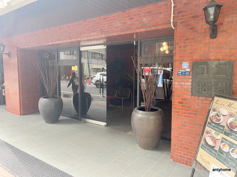 ユニ船場　仲介手数料無料のエントランス