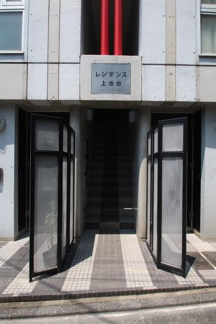 レジデンス上池台のエントランス