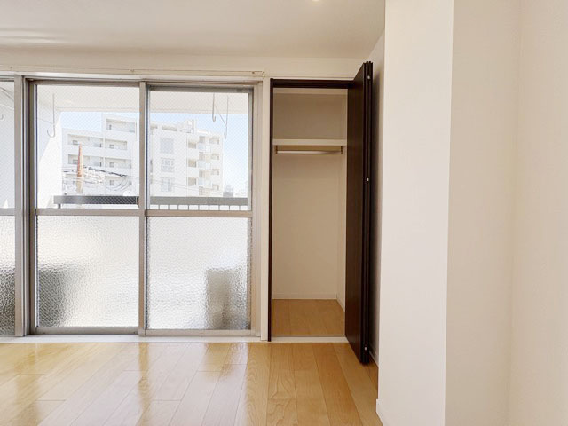 【収納】 | 北千束第二コーポラス | クローゼットはこのような形。お洋服だけでなく、羽毛布団や除湿器といった、いわゆる「季節モノ」もしまっておける広さがしっかりとれています。～即日のご見学可能～　お問合せはお気軽にどうぞ。