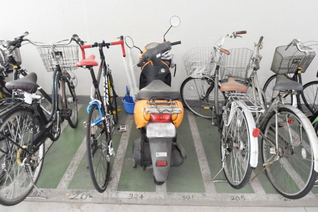 【駐車場】 | 北千束第二コーポラス | バイク置き場。空き区画の有無や駐輪料金、サイズおよび排気量規定などについては、改めてお問い合わせください。～即日のご見学可能～　お問合せはお気軽にどうぞ。
