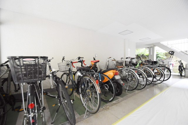 【駐輪場】 | 北千束第二コーポラス | 自転車置き場。マンションの共用部にあたります。空きの有無や駐輪料金、各戸の台数制限などについては、改めてお問い合わせください。～即日のご見学可能～　お問合せはお気軽にどうぞ。
