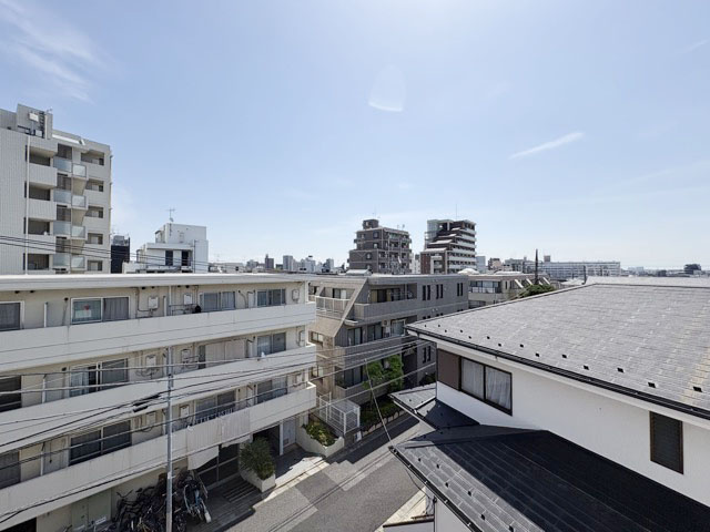 【展望】 | 北千束第二コーポラス | 眼前に広がる空の雄大さと、このお部屋の自慢の一つである「眺望」をご覧ください。毎日、この景色を独り占めできる新生活に夢が広がります。～即日のご見学可能～　お問合せはお気軽にどうぞ。