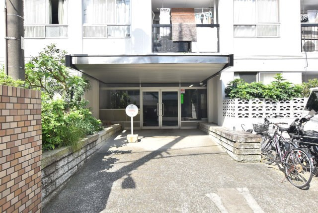 【エントランス】 | 北千束第二コーポラス | お客様を、そして住人を出迎えてくれるマンションのエントランス。ゴミが落ちていないことからも、管理状態の良さや住民の節度の高さが見て取れます。～即日のご見学可能～　お問合せはお気軽にどうぞ。
