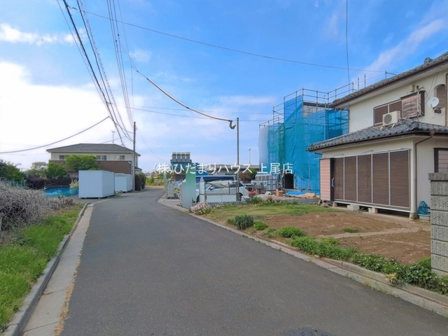 上尾市瓦葺第2　新築戸建　リーブル01の前面道路含む現地写真