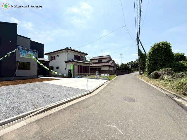 上尾市瓦葺第2　新築戸建　リーブル01の前面道路含む現地写真