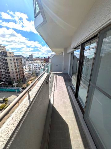 本山ロイヤルマンションのバルコニー|南東向きで陽当りの良いバルコニー
奥行きのあるバルコニーにテーブルセットを広げ、夕涼みを楽しみながら一杯呑むのも楽しいかも…
