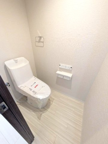 本山ロイヤルマンションのトイレ|節水型でエコなトイレには、今では当たり前のウォシュレット付き。便座を温める機能もついていて、居心地良くてトイレから出られなくなるかも
