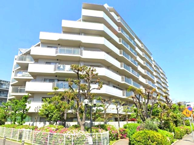 本山ロイヤルマンションの外観|将来のお子様の通学も視野に入れると各方面アクセスがいい住居は日々の生活を助けてくれますね。