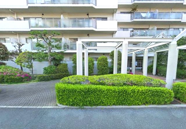 本山ロイヤルマンションのエントランス|都心生活を潤す豊かな緑に恵まれたロケーション。
