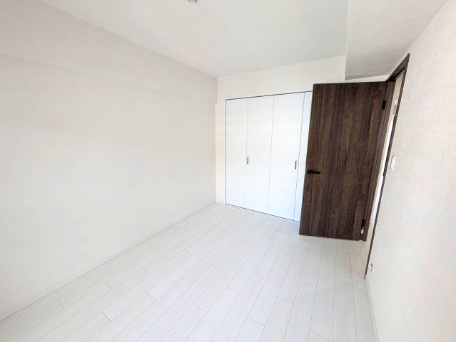 本山ロイヤルマンションの洋室|約5.8帖　洋室クローゼット
クローゼット完備でたくさんのお洋服の収納も困りません
