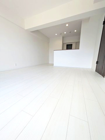本山ロイヤルマンションの居間・リビング|室内にいても、たっぷりの陽光と爽やかな風を感じて頂ける、開放感あふれるリビングです。
ご家族と穏やかに過ごす、心地の良い時間が流れます。
