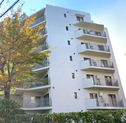 本山ロイヤルマンションの外観|通勤にも外出にもアクセス良好。家族でおでかけすることも増えそうですね。