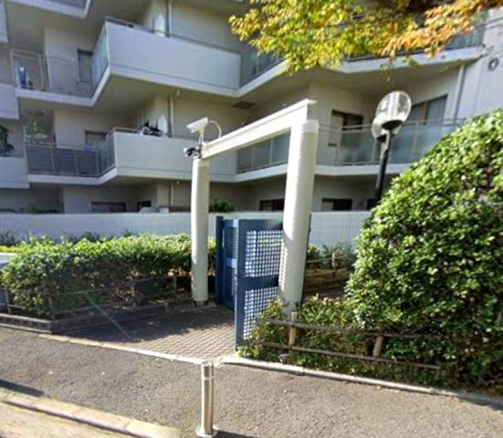 本山ロイヤルマンションのエントランス|たっぷりの陽光と心地よい風が舞い込む住まい
