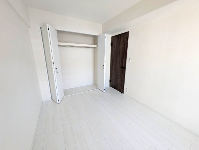 本山ロイヤルマンションの洋室|約5.8帖　洋室
バルコニーに面した窓からたっぷりの日差しが降り注ぐ明るい室内です。