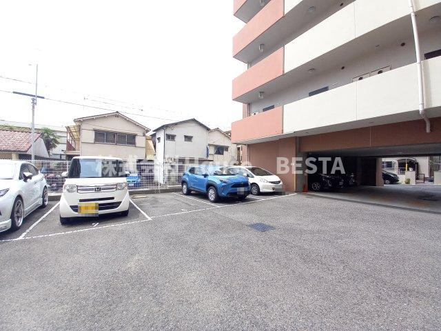 ベルフェリーク新神戸の駐車場