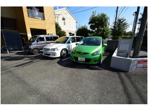 レジデンス摂津の駐車場