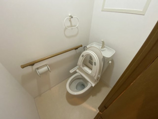 温水洗浄便座付きのトイレです♪