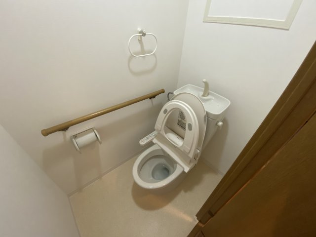 温水洗浄便座付きのトイレです♪