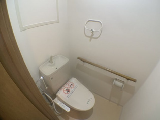 温水洗浄便座付きのトイレです♪