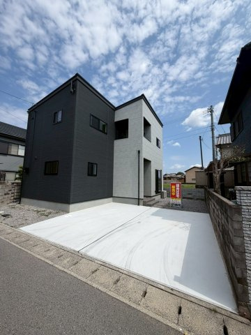 シックな外観４LDK　ルミナスコート綾川町畑田の駐車場