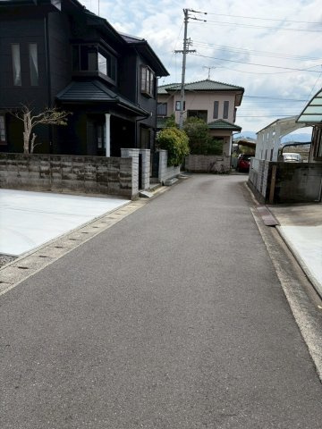 シックな外観４LDK　ルミナスコート綾川町畑田の前面道路含む現地写真