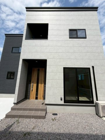 シックな外観４LDK　ルミナスコート綾川町畑田のエントランス